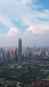 航拍城市夏天蓝天白云晴朗天空地标天际线商务建筑素材地标建筑视频