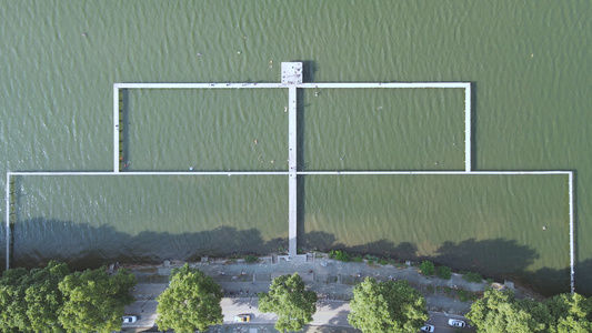 航拍城市风光湖景绿道栈桥4k素材视频