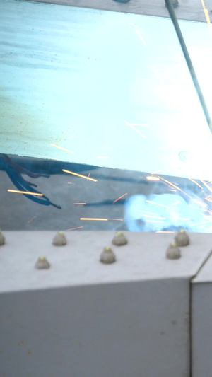 电焊切割工人施工火光火花26秒视频