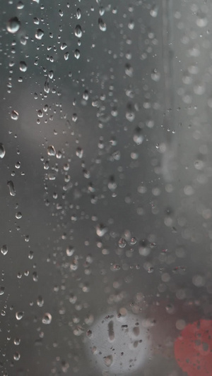 移焦雨滴划过玻璃下雨天10秒视频
