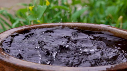 下雨天雨水滴落在水缸1080p慢动作视频