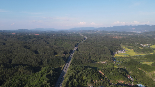 航拍大山中的高速公路视频