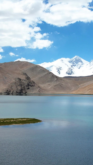 航拍5A帕米尔旅游景区高原湖泊与雪山山峰视频旅游目的地40秒视频