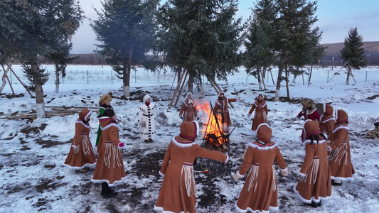 4K视频素材全国最后的狩猎部落敖鲁古雅鄂温克民族乡燃起篝火跳起民族舞搭建撮罗子视频