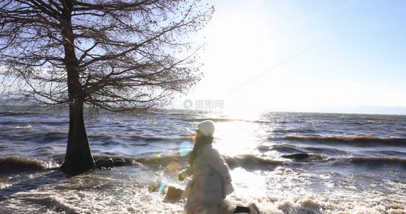 在洱海边快乐玩耍的年轻少女唯美慢镜头视频