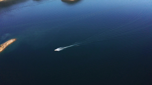 浙江杭州千岛湖景区湖面上行驶的游艇视频