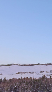 车辆行驶在雪地上日月星辰视频