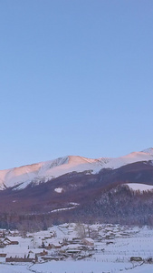 车辆行驶在雪地上日月星辰视频