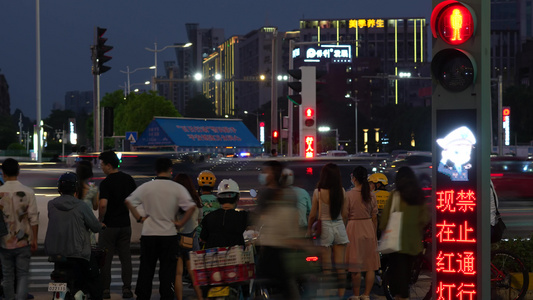 城市夜晚熙熙攘攘的人群视频