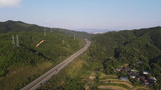 航拍大山中的高速公路视频