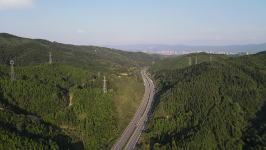 航拍大山中的高速公路视频