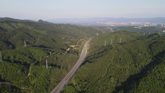 航拍大山中的高速公路视频