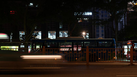 夜晚的城市公交站视频