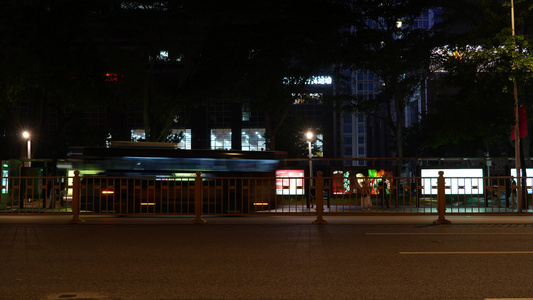 夜晚的城市公交站视频