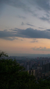 远望红烧云傍晚城市全景重庆主城区视频