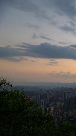 远望红烧云傍晚城市全景重庆主城区11秒视频