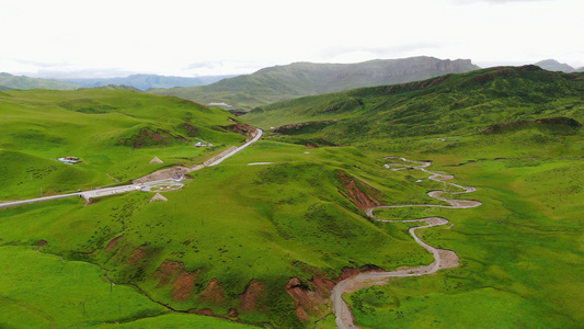 祁连山脉蜿蜒的河流与公路航拍视频视频