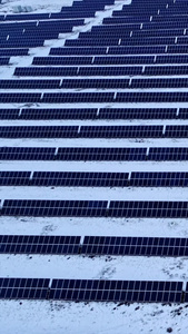 大型地面太阳能发电板绿色能源视频