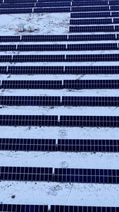 大型地面太阳能发电板节约用电视频