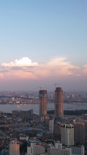 航拍城市蓝天白云晴朗天空自然天气高楼天际线街景素材城市素材55秒视频