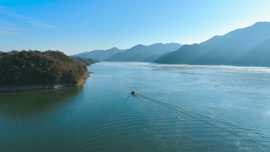 4K航拍震撼自然风景山河风光湖面游船大山大河自然风光视频