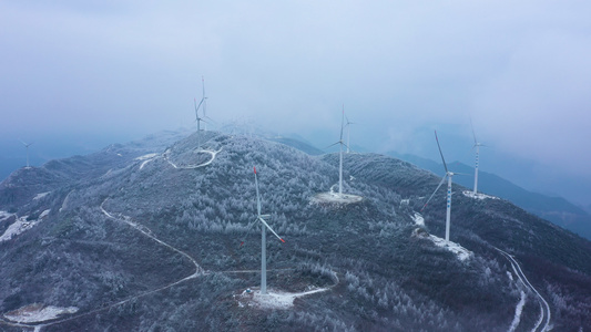 4K航拍宏伟大气雪山之巅风力发电机大风车自然风光[恢宏壮观]视频
