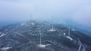 4K航拍宏伟大气雪山之巅风力发电机大风车自然风光66秒视频