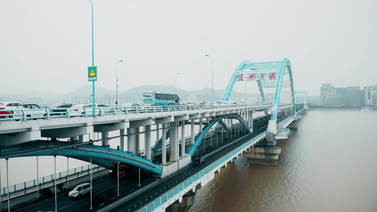 航拍杭州复兴大桥晨雾中的车流视频