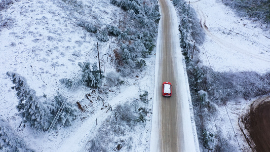 4K航拍雨雪天气下汽车行驶在积雪路面视频