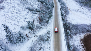 4K航拍雨雪天气下汽车行驶在积雪路面49秒视频