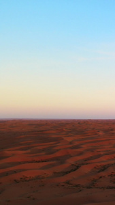 航拍晚霞下的沙漠地貌腾格里视频
