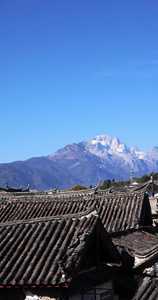 在丽江古城屋顶眺望远处的玉龙雪山视频