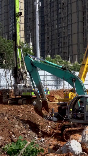 工地挖掘机劳作实拍视频建筑施工66秒视频