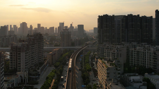 航拍城市夕阳落日天空轨道交通轻轨列车道路街景4k素材视频