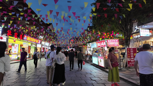 繁华热闹夜市夜生活阳朔西街步行街视频