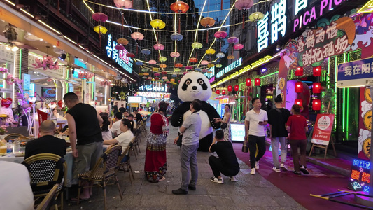 繁华热闹夜市夜生活阳朔西街步行街视频