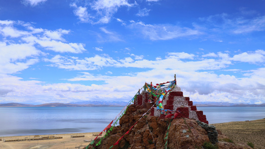 西藏湖边寺庙吉吾寺白塔经幡延时视频视频