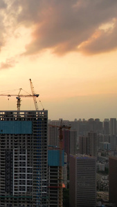 航拍城市夕阳落日天空晚霞自然天气地标建筑天际线高楼素材天际线素材视频