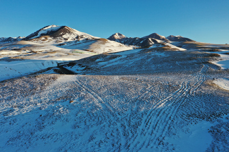 冬季雪山公路航拍4K素材视频