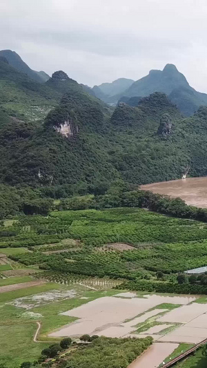 航拍平移拍摄冠岩村庄地理特色人与自然38秒视频