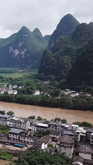 航拍平移拍摄冠岩村庄地理特色喀斯特地貌38秒视频