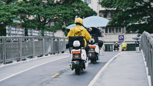 4K升格雨天的外卖小哥视频