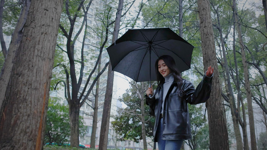 美女撑伞享受雨天视频