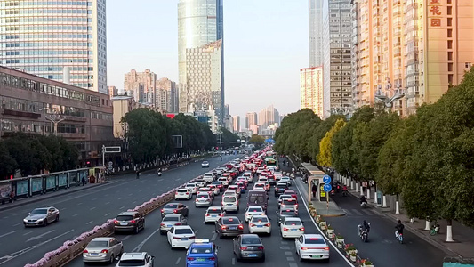 实拍昆明北京路堵车视频