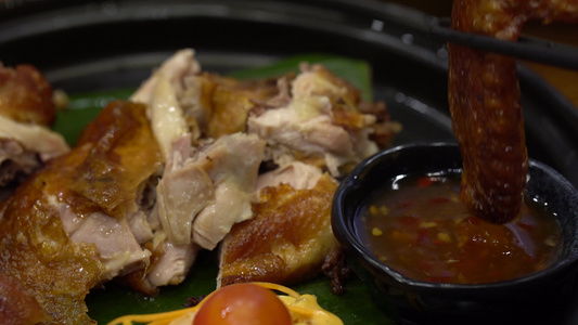 泰国料理美食烤鸡肉视频
