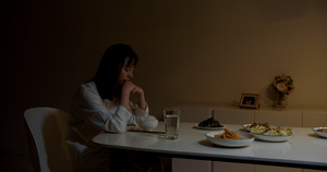 独居女性在家一个人吃晚饭25秒视频
