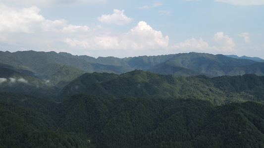 大自然连绵起伏的山峰航拍视频