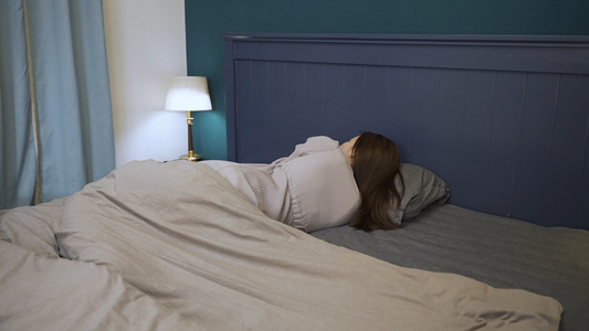 4K年轻女性卧室睡觉翻身视频