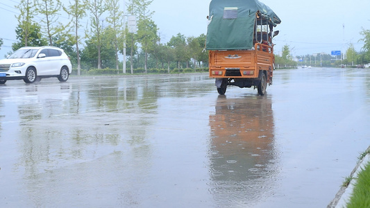 雨天出行视频