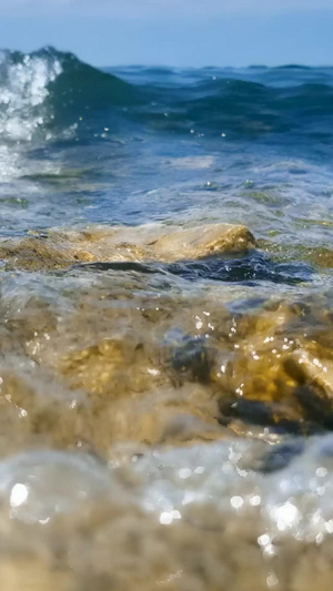 低角度拍摄海浪袭来海浪冲刷33秒视频